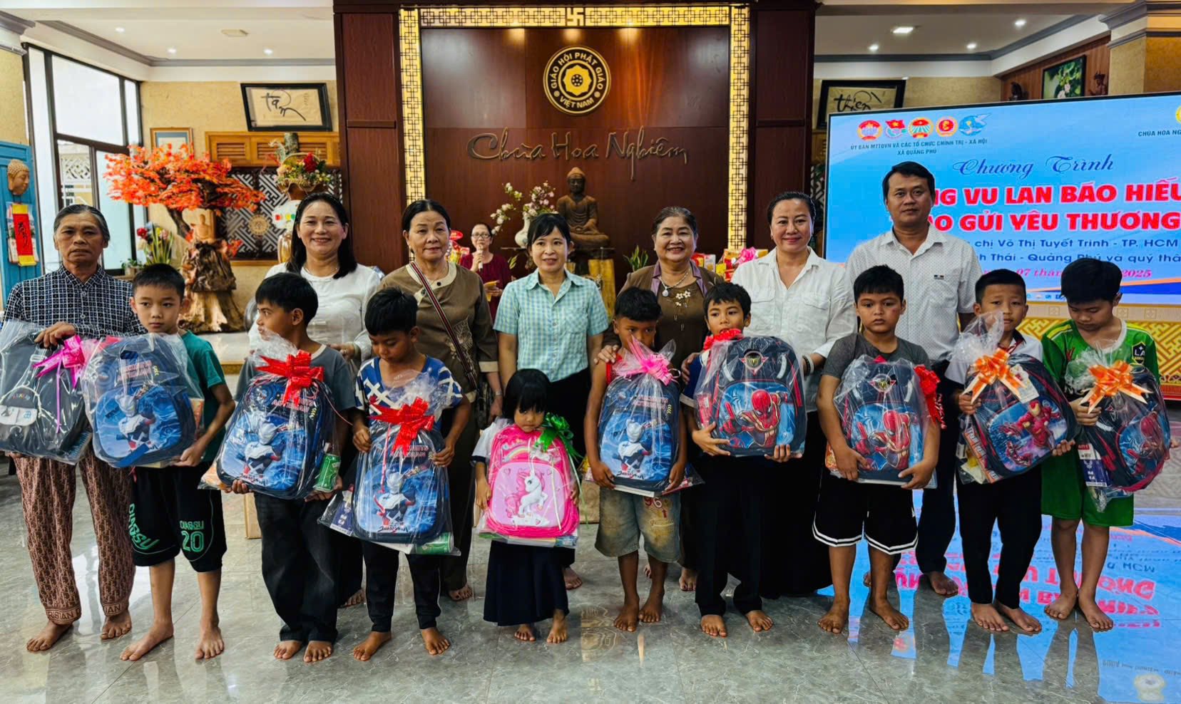 Trao quà cho các em học sinh có hoà cảnh khó khăn
